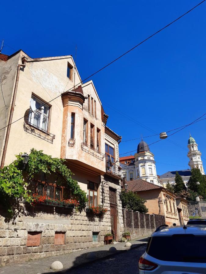 Старовинні Апартаменти У Центрі Міста Uzjhorod Exteriör bild