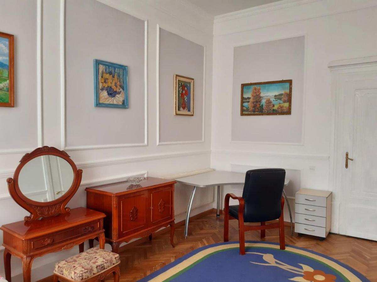 Старовинні Апартаменти У Центрі Міста Uzjhorod Exteriör bild