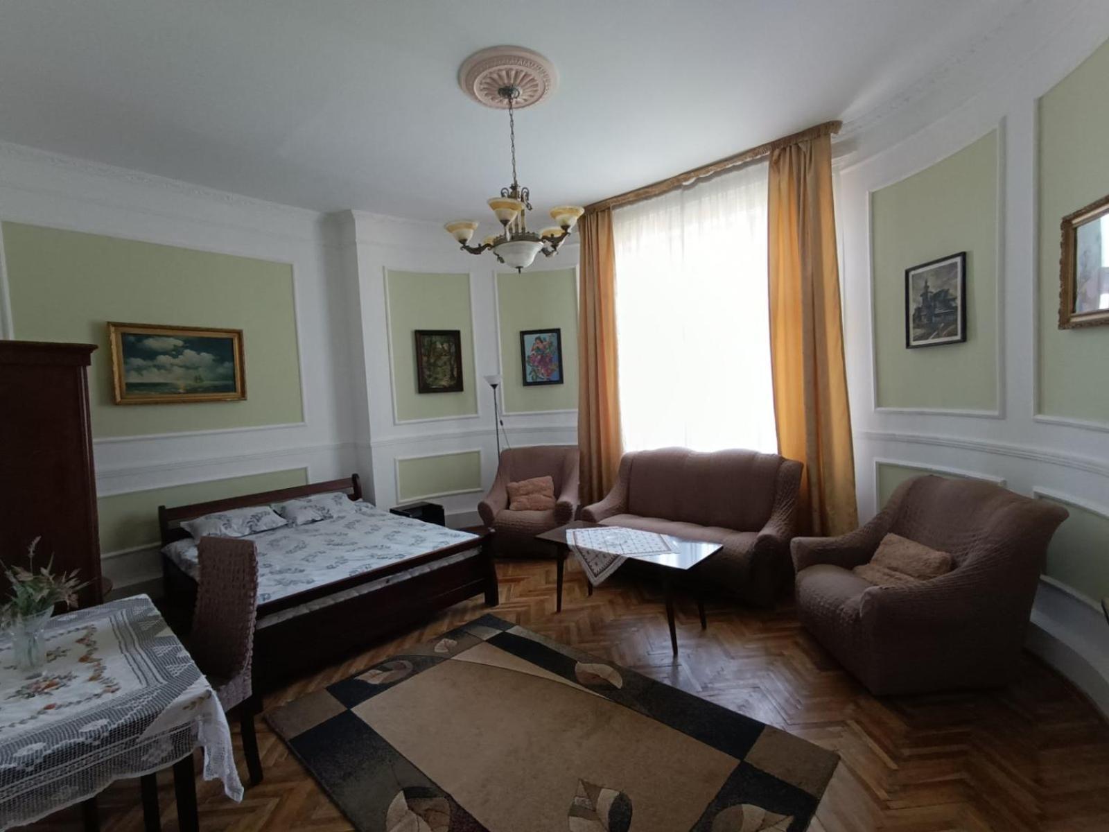 Старовинні Апартаменти У Центрі Міста Uzjhorod Exteriör bild